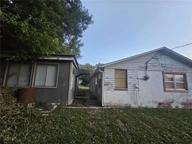 1205 6TH Avenue, St Joseph, MO 64505