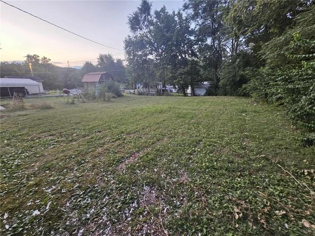 1205 6TH Avenue, St Joseph, MO 64505