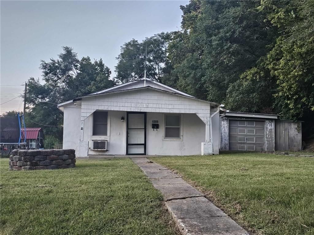 1205 6TH Avenue, St Joseph, MO 64505