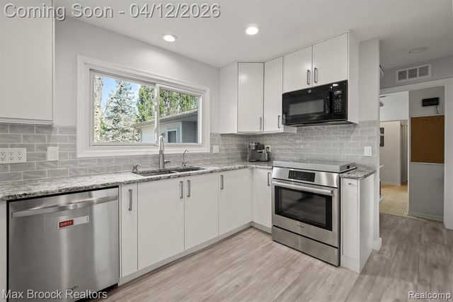 6540 Alderley Way, West Bloomfield, MI 48322