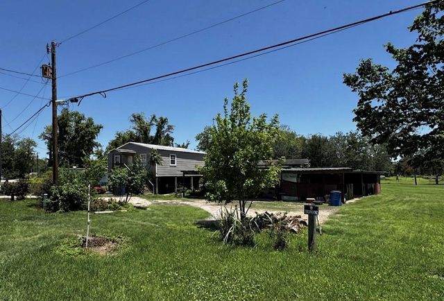 445 Creekside Drive, Holiday Lakes, TX 77515