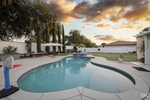 12209 Lincolnshire Drive, Bakersfield, CA 93311