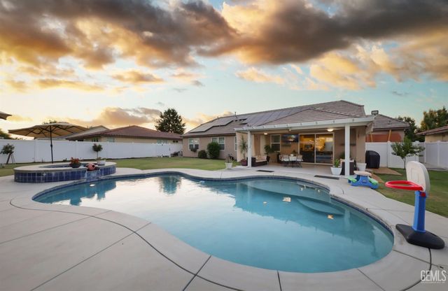12209 Lincolnshire Drive, Bakersfield, CA 93311
