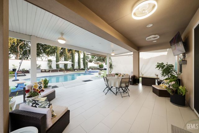 12209 Lincolnshire Drive, Bakersfield, CA 93311