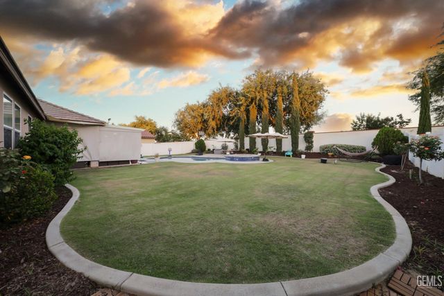 12209 Lincolnshire Drive, Bakersfield, CA 93311
