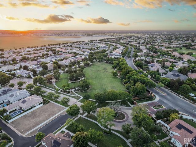 12209 Lincolnshire Drive, Bakersfield, CA 93311