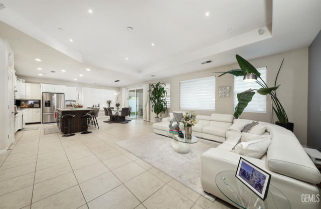 12209 Lincolnshire Drive, Bakersfield, CA 93311