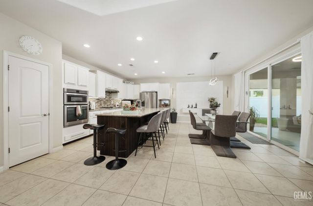 12209 Lincolnshire Drive, Bakersfield, CA 93311