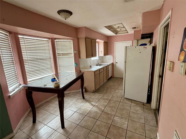 919 Grand Oaks Drive, Houston, TX 77015