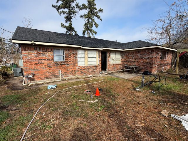 919 Grand Oaks Drive, Houston, TX 77015