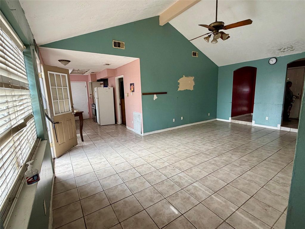 919 Grand Oaks Drive, Houston, TX 77015