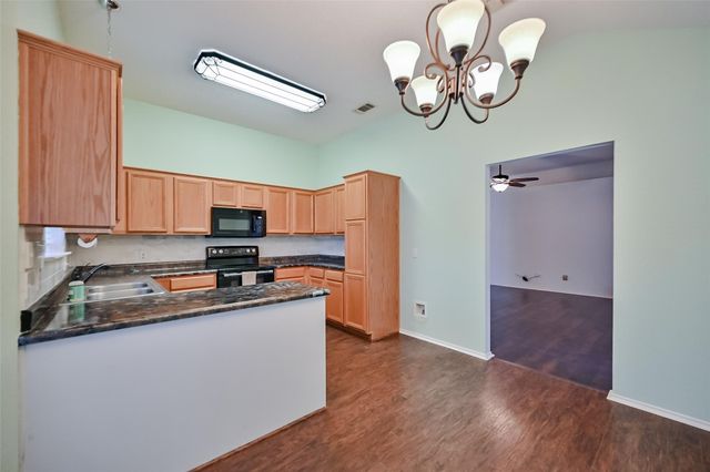 907 Clear Creek Drive, Arlington, TX 76001