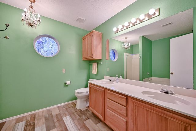 907 Clear Creek Drive, Arlington, TX 76001