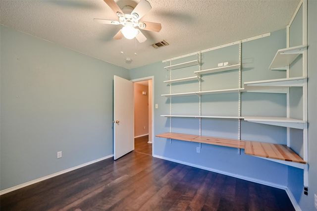 907 Clear Creek Drive, Arlington, TX 76001
