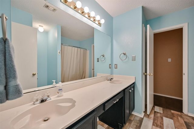 907 Clear Creek Drive, Arlington, TX 76001
