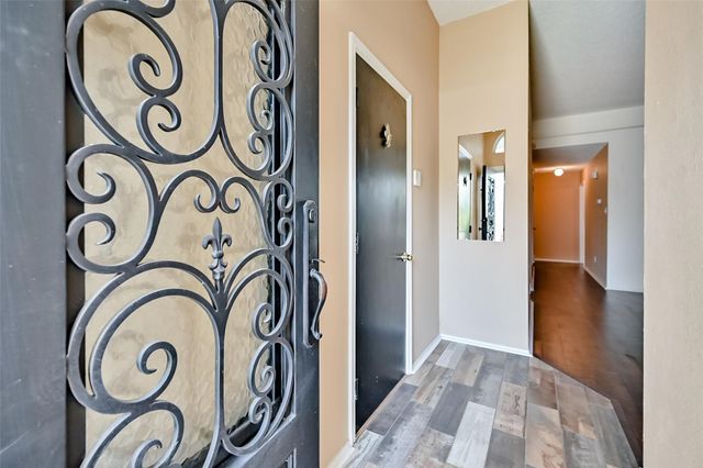 907 Clear Creek Drive, Arlington, TX 76001