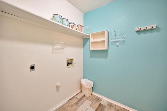 907 Clear Creek Drive, Arlington, TX 76001