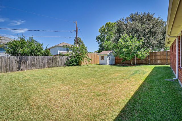 907 Clear Creek Drive, Arlington, TX 76001