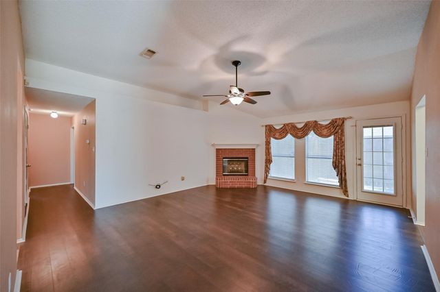 907 Clear Creek Drive, Arlington, TX 76001