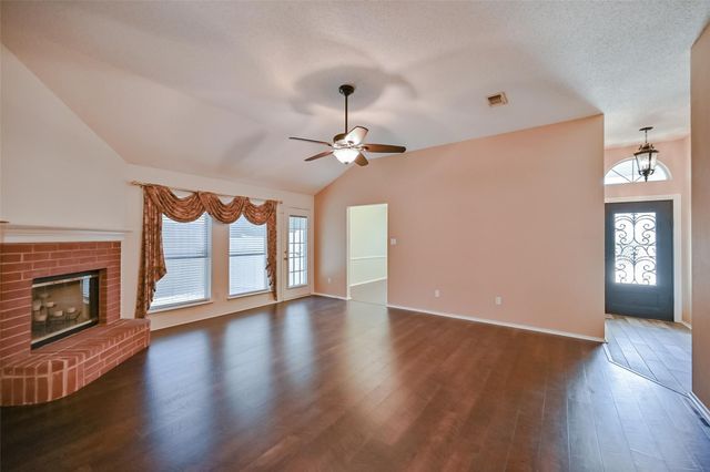 907 Clear Creek Drive, Arlington, TX 76001