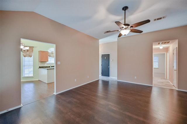 907 Clear Creek Drive, Arlington, TX 76001