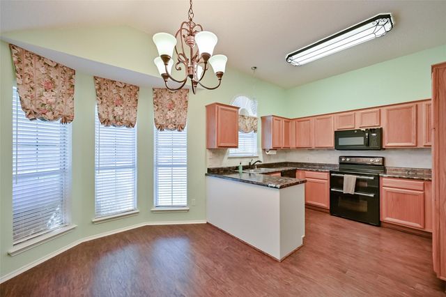 907 Clear Creek Drive, Arlington, TX 76001