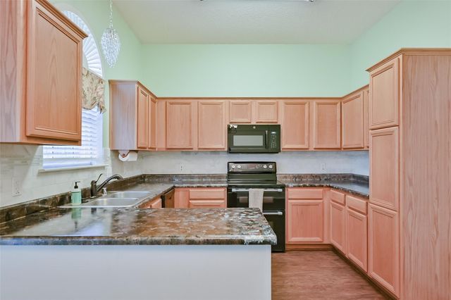 907 Clear Creek Drive, Arlington, TX 76001