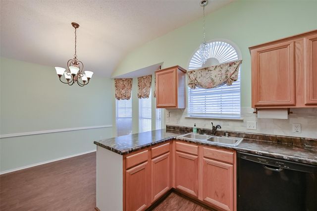 907 Clear Creek Drive, Arlington, TX 76001
