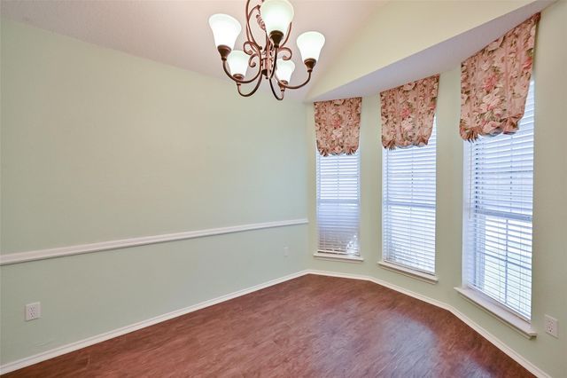 907 Clear Creek Drive, Arlington, TX 76001