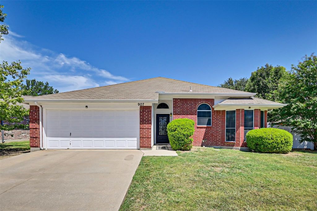 907 Clear Creek Drive, Arlington, TX 76001