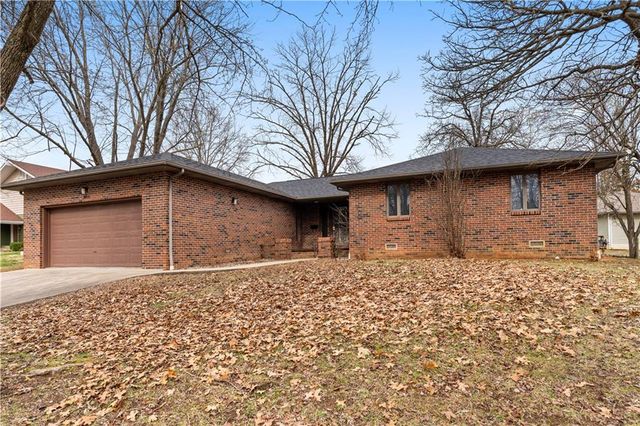 802 S Timberbrook Drive, Nevada, MO 64772