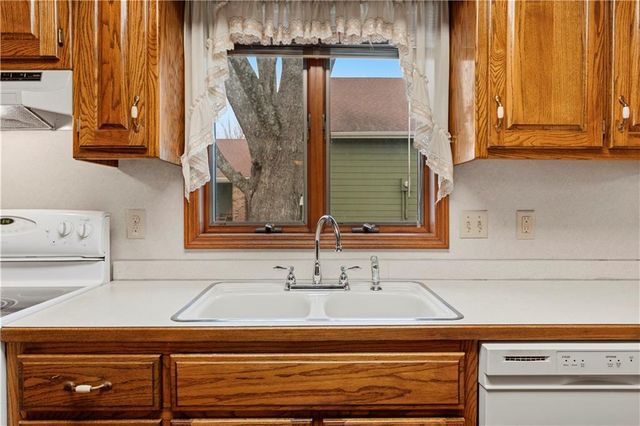 802 S Timberbrook Drive, Nevada, MO 64772