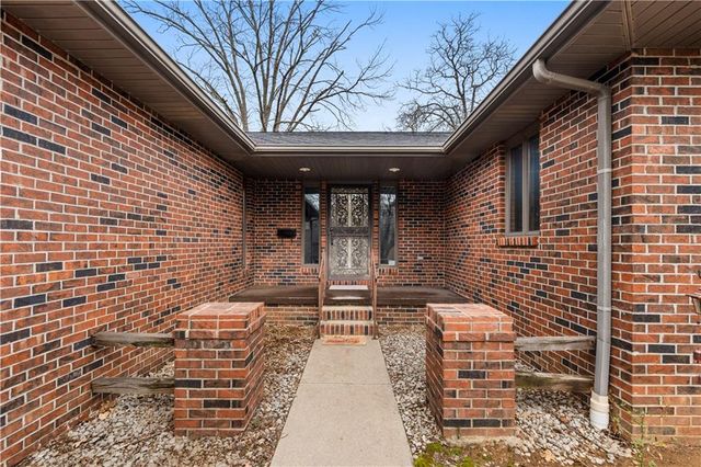 802 S Timberbrook Drive, Nevada, MO 64772