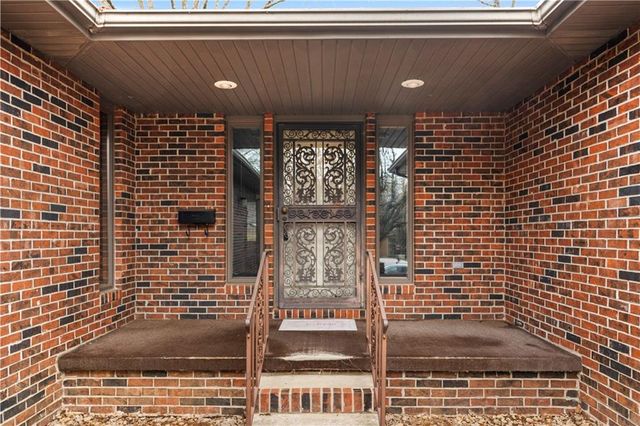 802 S Timberbrook Drive, Nevada, MO 64772