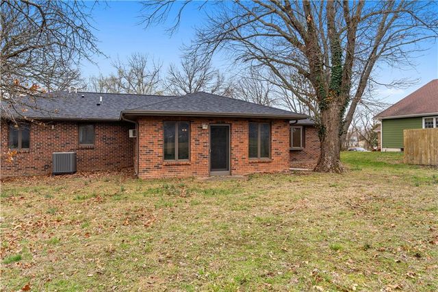 802 S Timberbrook Drive, Nevada, MO 64772