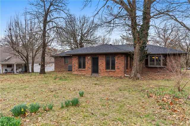 802 S Timberbrook Drive, Nevada, MO 64772