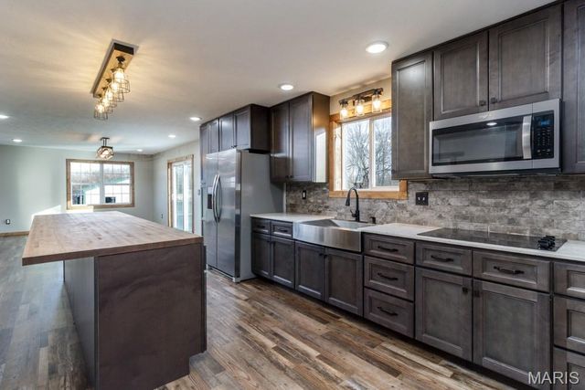 27327 HARRILL Lane, Lebanon, MO 65536