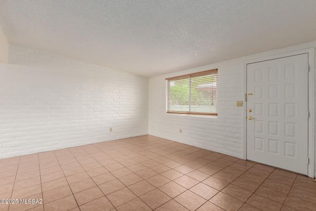 3013 E Blacklidge Drive, Tucson, AZ 85716