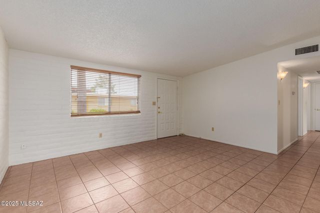 3013 E Blacklidge Drive, Tucson, AZ 85716