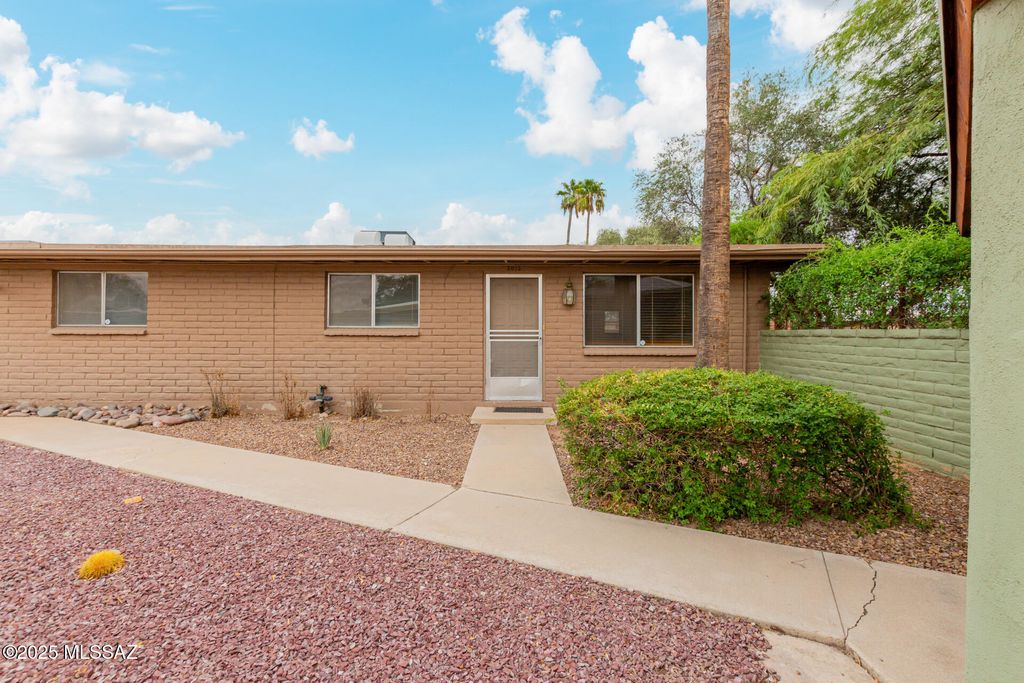 3013 E Blacklidge Drive, Tucson, AZ 85716