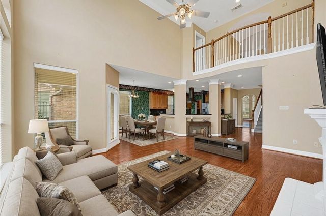 35 Parkway Place, Houston, TX 77040