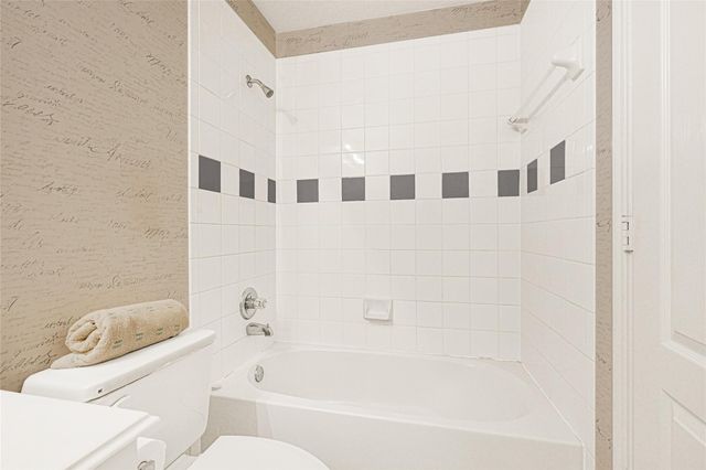 35 Parkway Place, Houston, TX 77040