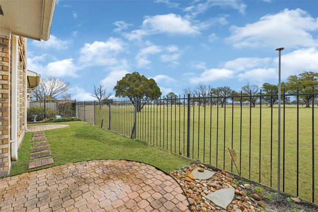 35 Parkway Place, Houston, TX 77040