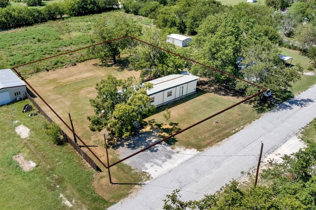 209 S Robinson Street, Myra, TX 76253