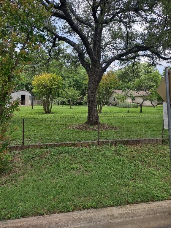 608 N Harrison Street, West, TX 76691
