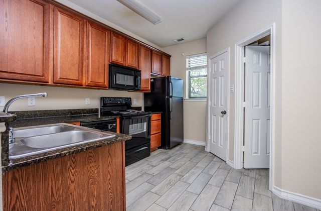 906 Glenn Crossett Street, Arlington, TX 76010