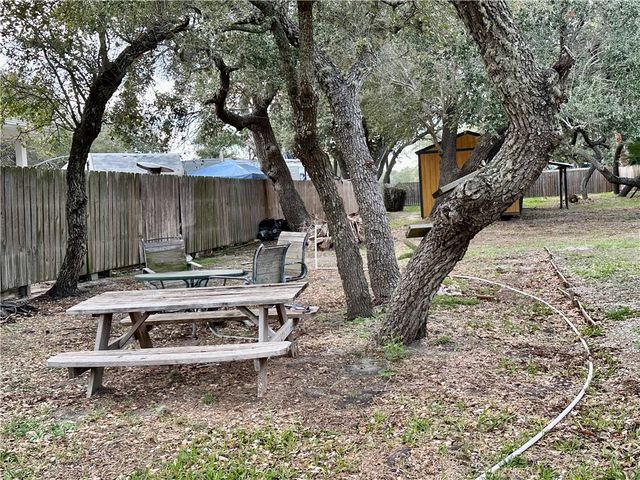 1927 San Antonio St, Rockport, TX 78382