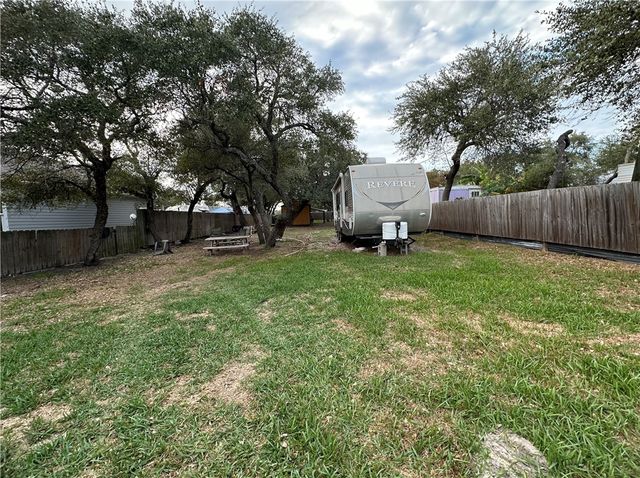 1927 San Antonio St, Rockport, TX 78382