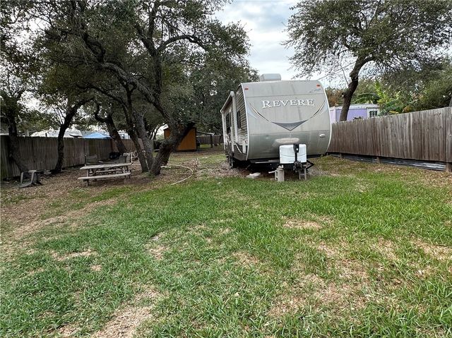 1927 San Antonio St, Rockport, TX 78382