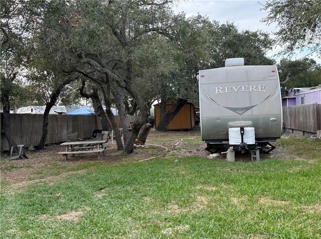 1927 San Antonio St, Rockport, TX 78382